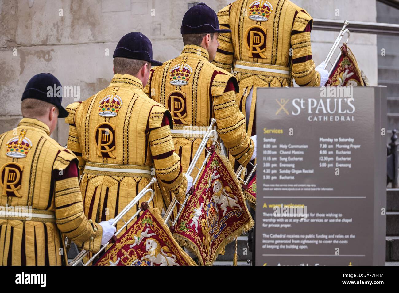 Staatstrompeter der Band of the Household Cavalry in der St Paul's Cathedral in London, Großbritannien Stockfoto