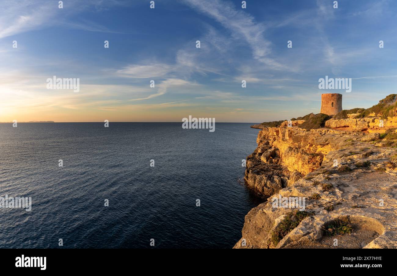 Blick auf den historischen Cala Pi Wachturm im Süden Mallorcas bei Sonnenaufgang Stockfoto