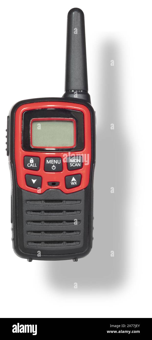 Walkie-Talkie mit Schatten dahinter in Rot und weiß mit LCD-Display und Antenne zur Verwendung auf FRS- und GMRS-Frequenzen auf weißem Hintergrund. Stockfoto