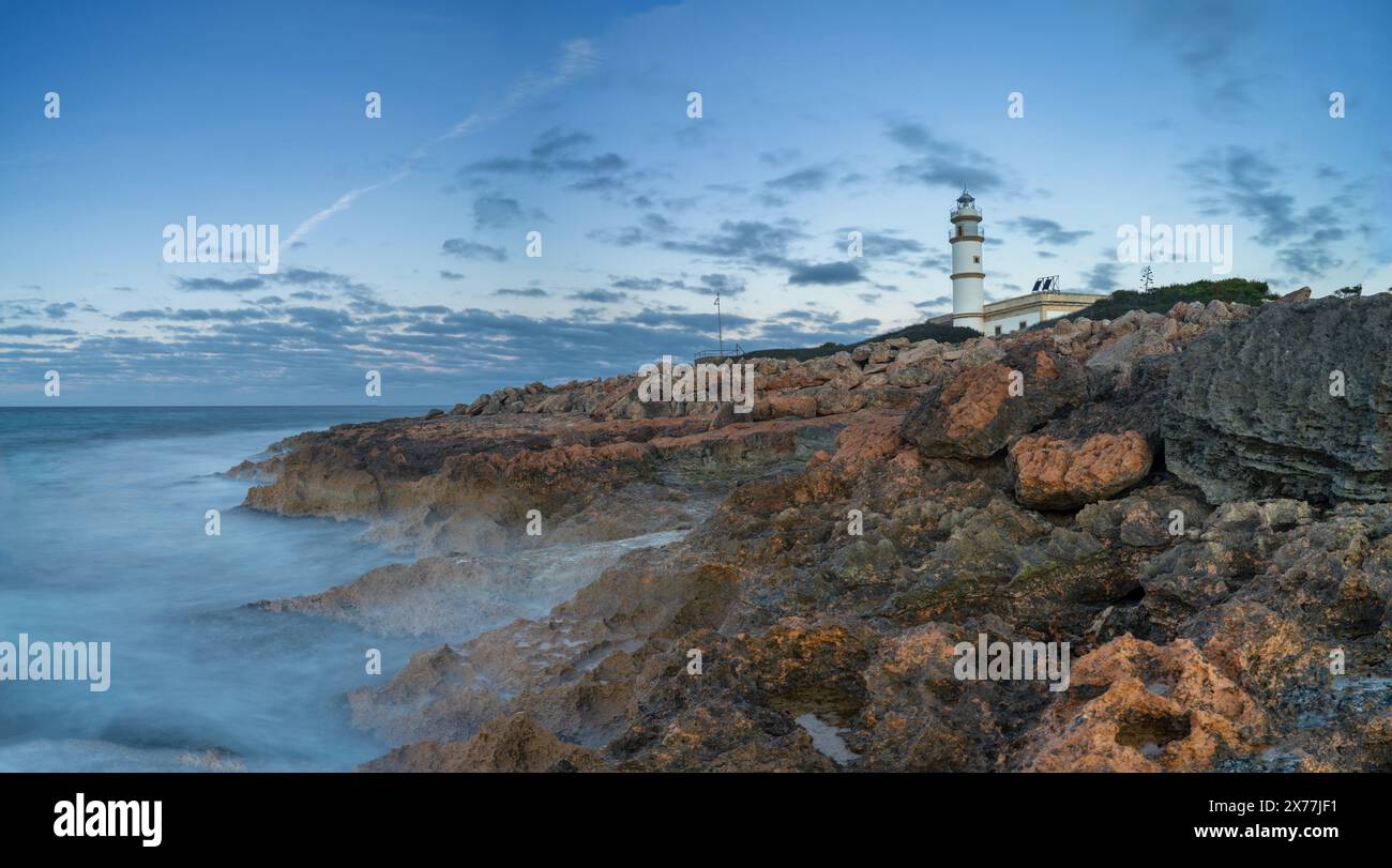 Eine Langzeitbelichtung des Leuchtturms Cap de ses Salines auf Mallorca kurz vor Sonnenaufgang Stockfoto