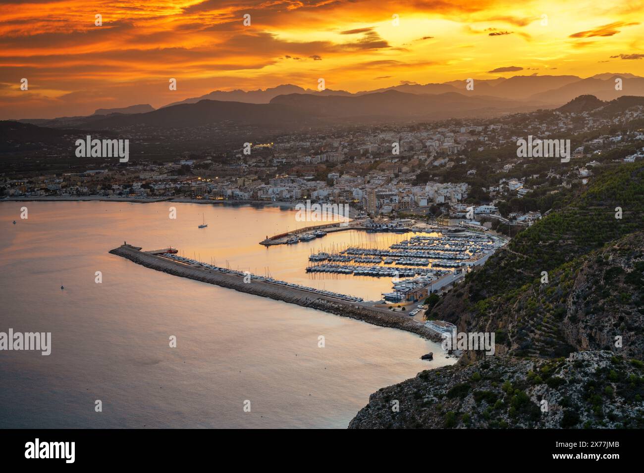 Blick auf die Bucht von Javea und den Hafen in der Provinz Alicante bei Sonnenuntergang Stockfoto