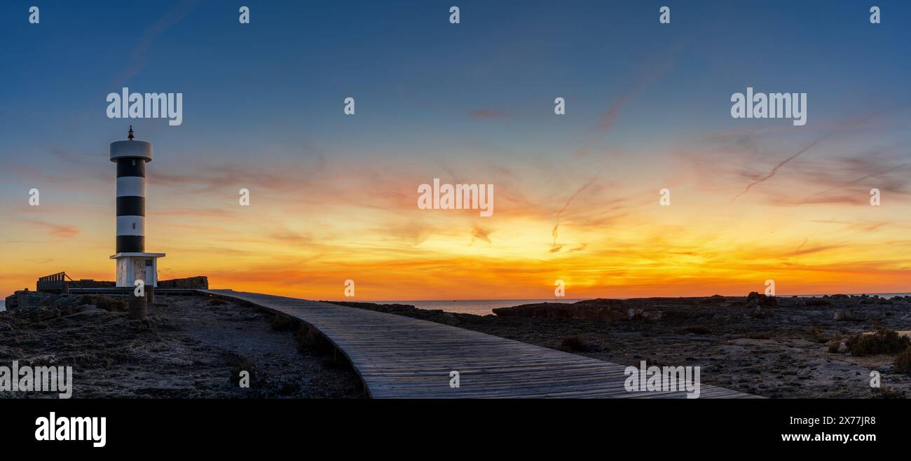 Ein Panoramablick auf den Leuchtturm in Colonia Sant Jordi auf Mallorca bei Sonnenuntergang Stockfoto