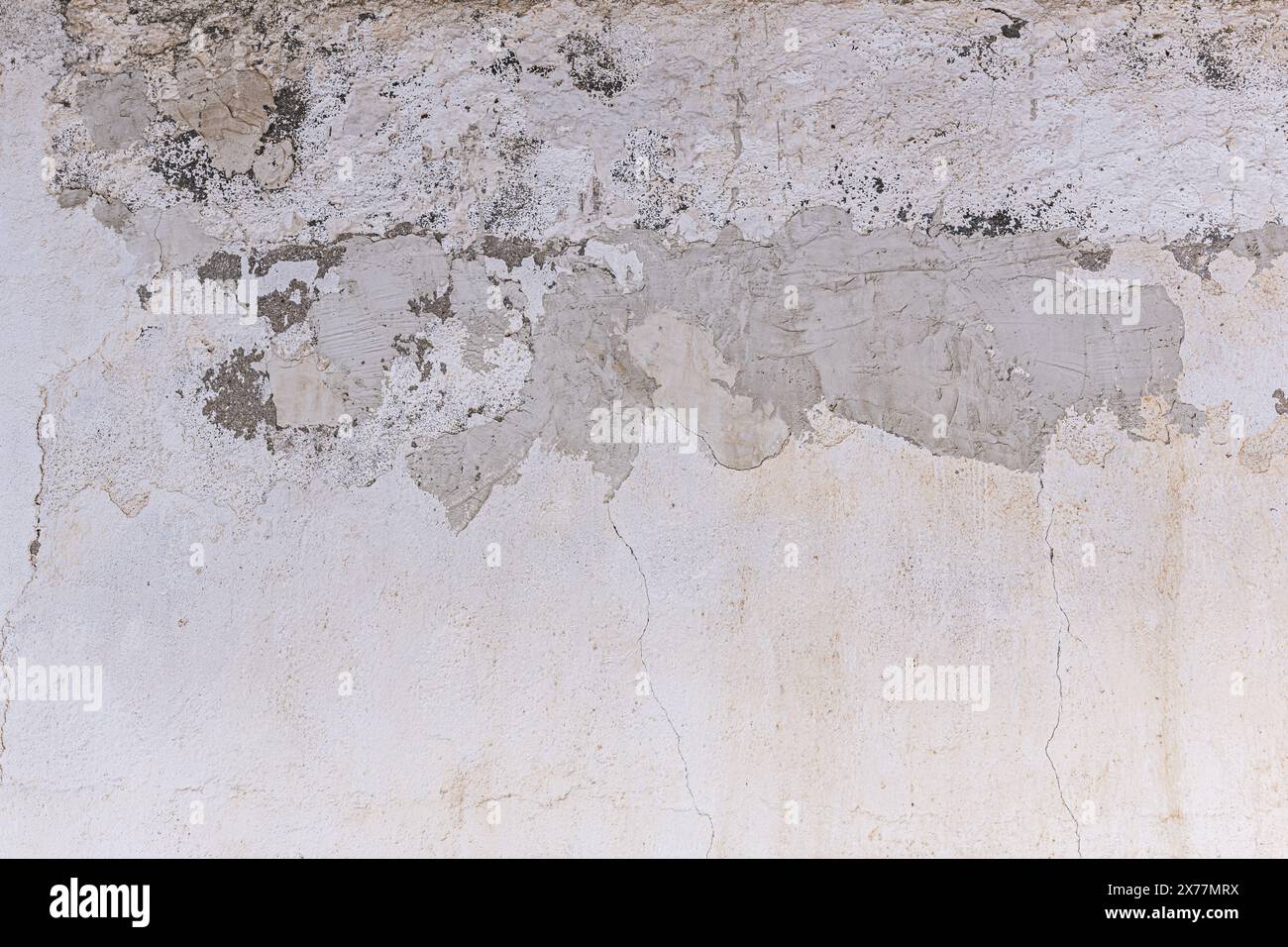 Eine Wand in schlechtem Zustand mit Zementflecken in der Farbe. Vektor-Zementstruktur und Farbhintergrund Stockfoto
