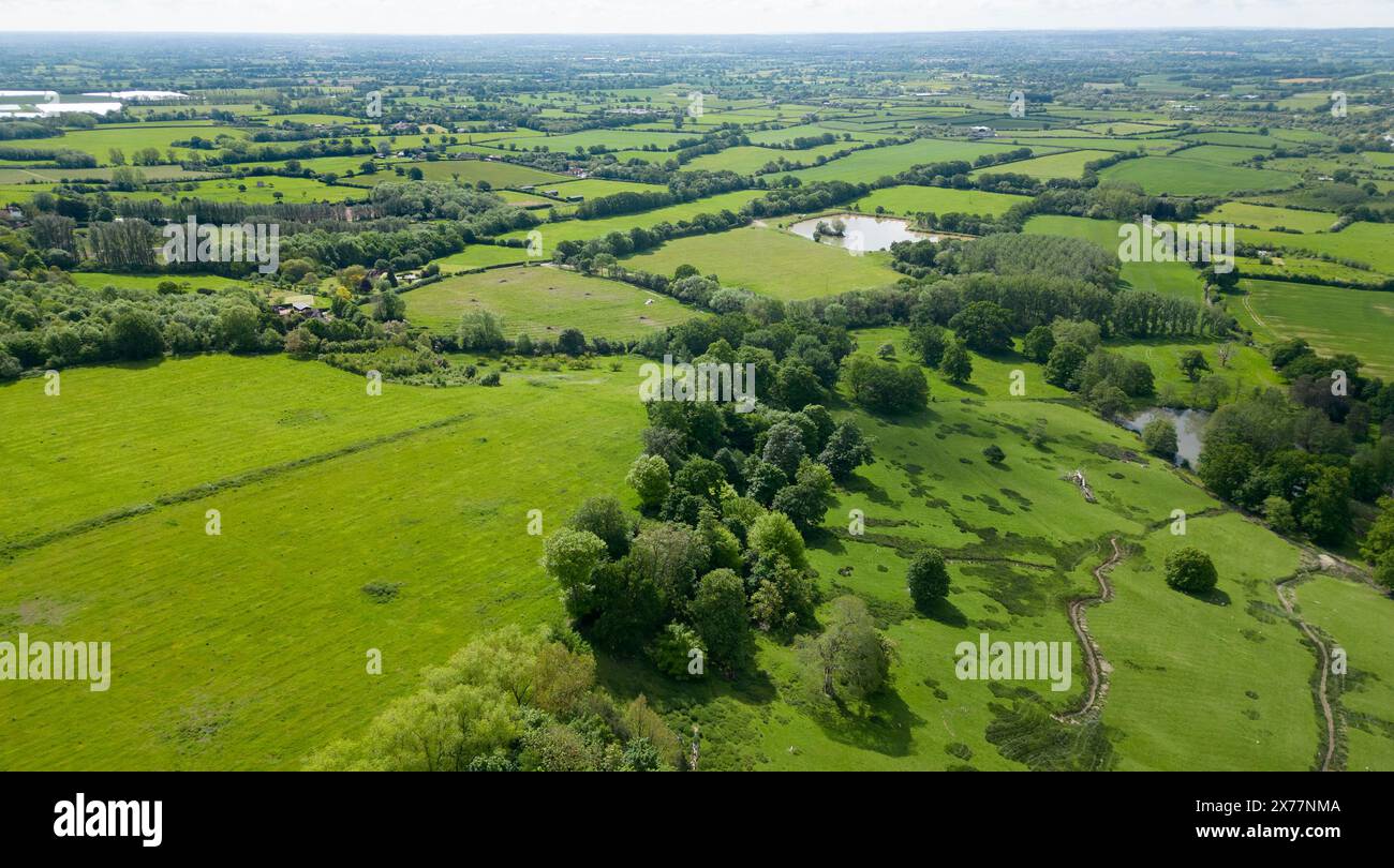 Aus der Vogelperspektive auf den Weald of Kent mit Blick nach Südosten vom Dorf Boughton Monchelsea, Maidstone, Kent, Großbritannien. Stockfoto