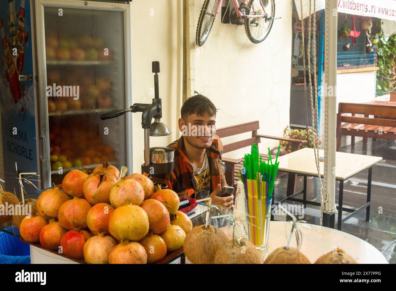 Kemer, Türkiye, 1. Oktober 2023 - Straßenverkäufer frischer Saft. Editorial. Stockfoto