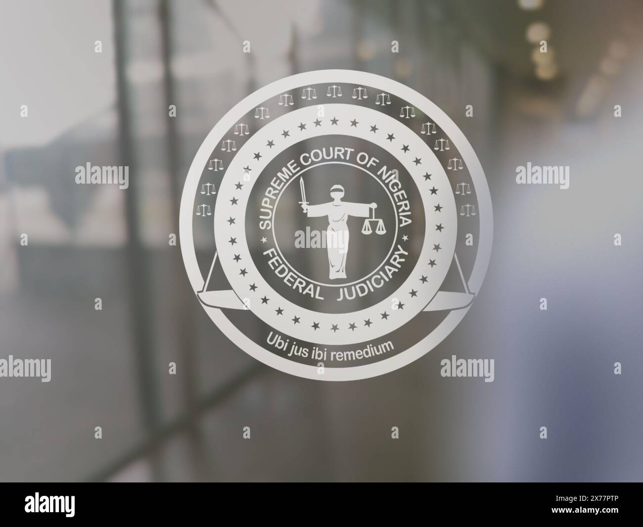 Das Emblem des Bundesgerichts Nigerias an einem Fenster. Unscharfe Silhouette im Vordergrund Stockfoto