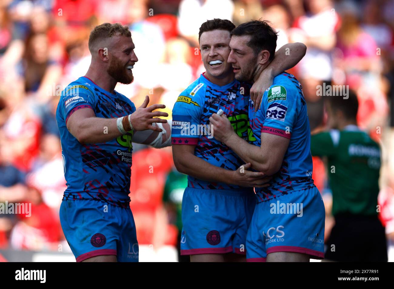 Wigan Warriors' Jake Wardle (rechts) feiert den siebten Versuch seiner Mannschaft im Halbfinale des Betfred Challenge Cup im Eco-Power Stadium, Doncaster. Bilddatum: Samstag, 18. Mai 2024. Stockfoto