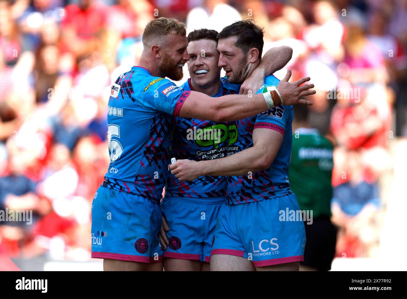 Wigan Warriors' Jake Wardle (rechts) feiert den siebten Versuch seiner Mannschaft im Halbfinale des Betfred Challenge Cup im Eco-Power Stadium, Doncaster. Bilddatum: Samstag, 18. Mai 2024. Stockfoto