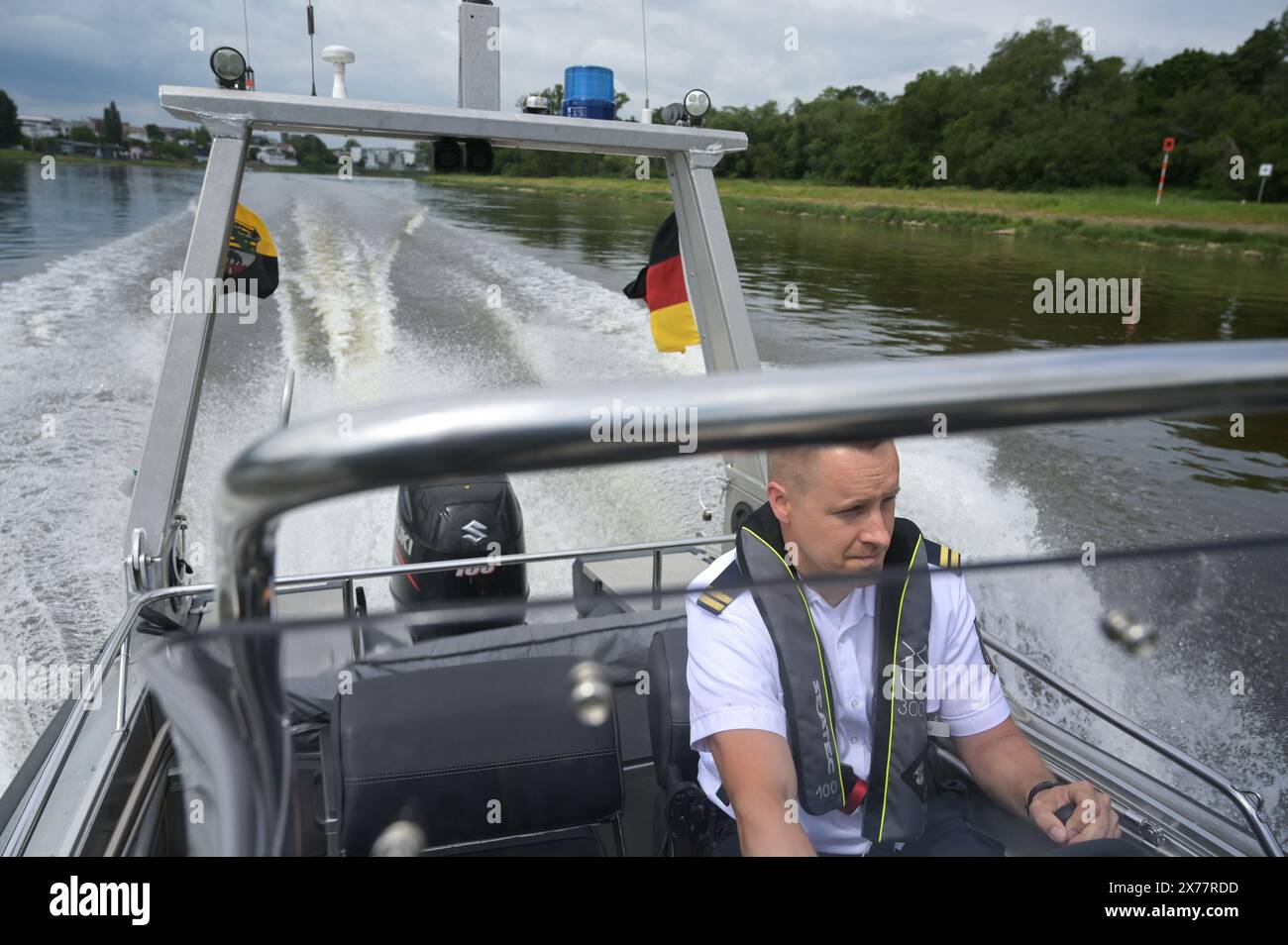 Magdeburg, Deutschland. Mai 2024. Sascha Nesnau von der Magdeburger Wasserpolizei steuert das Patrouillenboot WSP 31 auf der Elbe für eine Patrouille. Zu Beginn der Freizeitbootssaison verschärft die Sachsen-Anhaltische Wasserstraßenpolizei ihre Kontrollen von Sportbooten und Handelsschifffahrt. Quelle: Heiko Rebsch/dpa/Alamy Live News Stockfoto