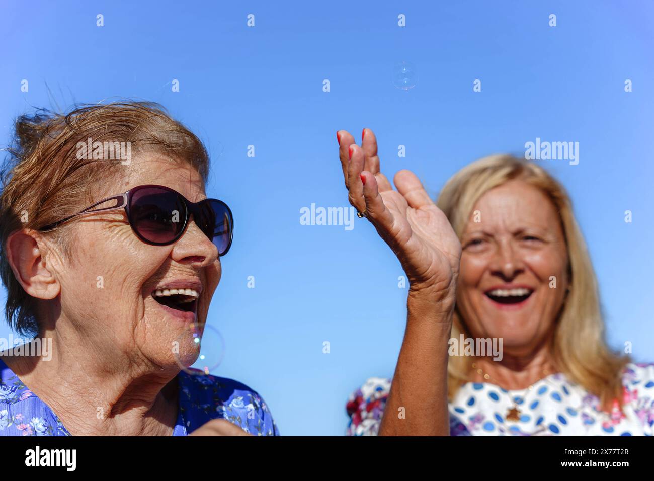 Frauen Familie verbringen Zeit zusammen im Sommer. Freizeit für ältere Menschen Stockfoto
