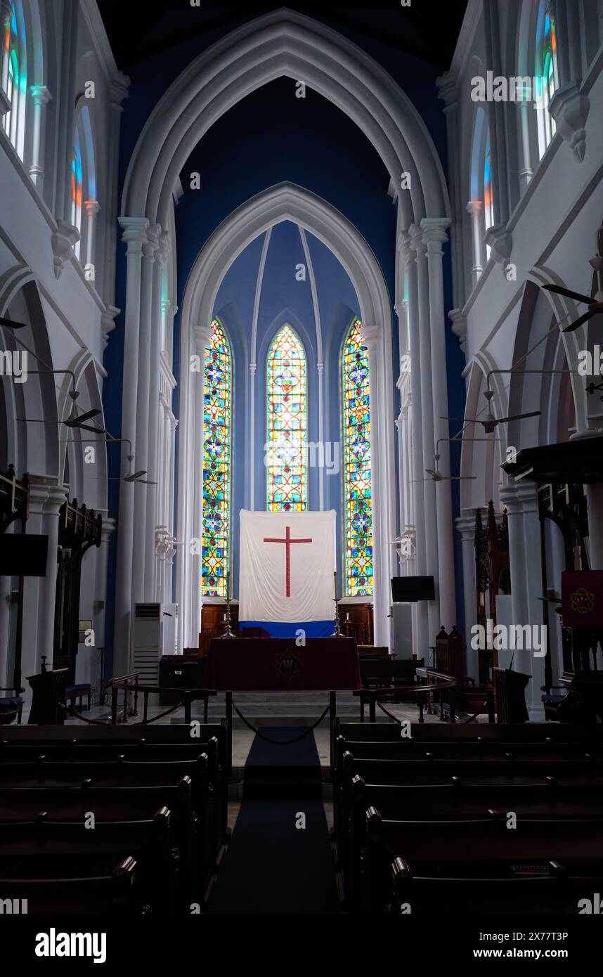 Die Buntglasfenster und der Lord's Table der Ostwand St. Andrews Cathedral, Singapur, Asien Stockfoto