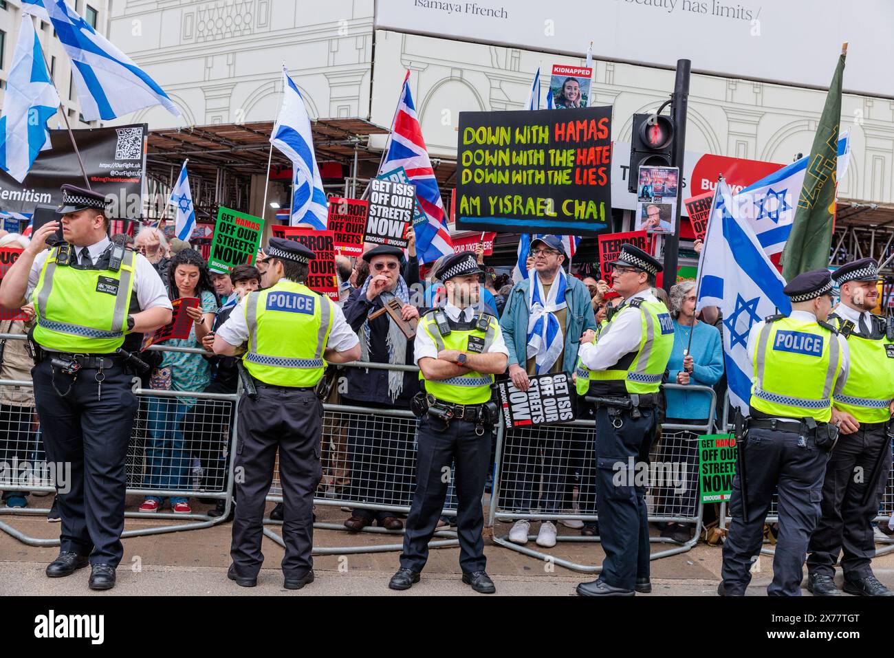 Piccadilly Circus, London, Großbritannien. Mai 2024. Britische Bürger aller Glaubensrichtungen stehen gegen Terrorismus und Extremismus beim Gegenprotest "genug ist genug" zusammen. Die Gegenproteste wurden als Reaktion auf fast acht Monate propalästinensische Märsche organisiert, bei denen der Hass eskaliert und die offene Unterstützung terroristischer Organisationen offen unterstützt wurde. Frühere Gegenproteste haben dazu geführt, dass die Gruppe mit Todesdrohungen und Aufforderungen zum Völkermord an Juden aus der Nation Israel konfrontiert ist. Quelle: Amanda Rose/Alamy Live News Stockfoto