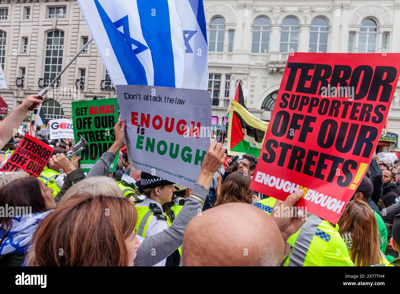 Piccadilly Circus, London, Großbritannien. Mai 2024. Britische Bürger aller Glaubensrichtungen stehen gegen Terrorismus und Extremismus beim Gegenprotest "genug ist genug" zusammen. Die Gegenproteste wurden als Reaktion auf fast acht Monate propalästinensische Märsche organisiert, bei denen der Hass eskaliert und die offene Unterstützung terroristischer Organisationen offen unterstützt wurde. Frühere Gegenproteste haben dazu geführt, dass die Gruppe mit Todesdrohungen und Aufforderungen zum Völkermord an Juden aus der Nation Israel konfrontiert ist. Quelle: Amanda Rose/Alamy Live News Stockfoto