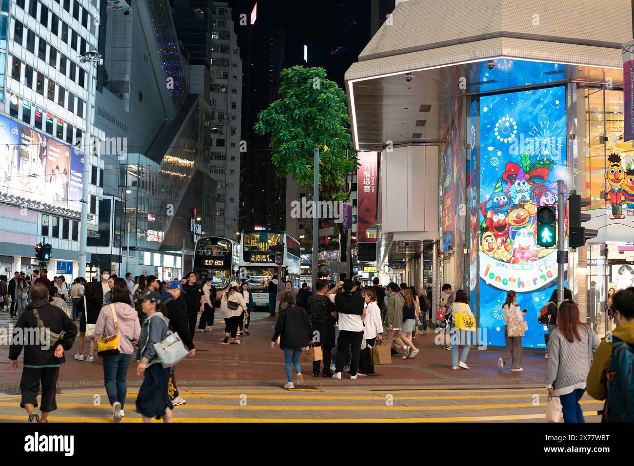 HONGKONG, CHINA - 07. DEZEMBER 2023: Menschen, die auf einem Bürgersteig in Hongkong laufen. Stockfoto