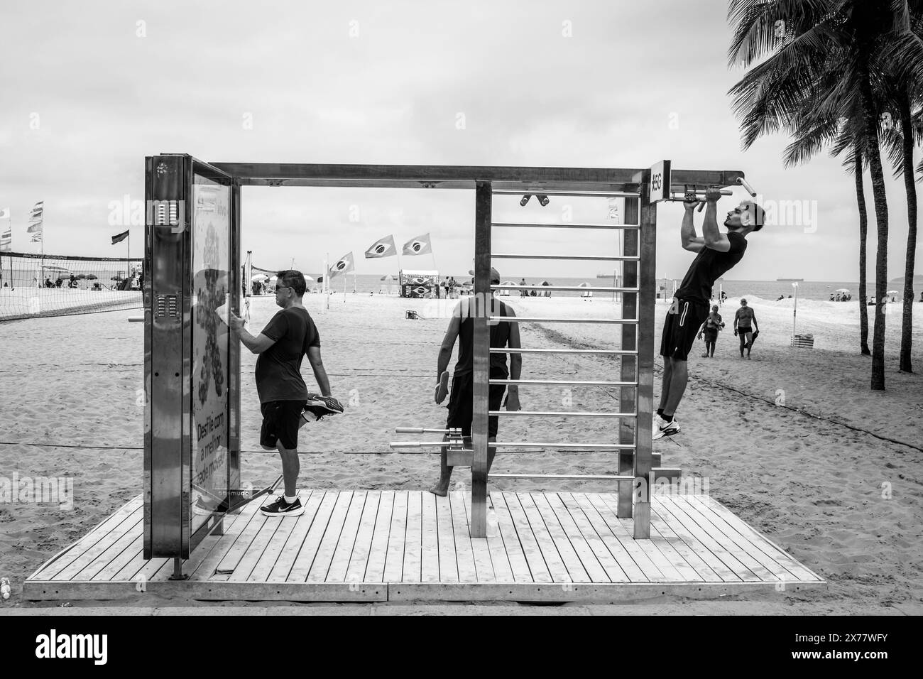 Einheimische trainieren an einer Trainingsstation am Copacabana Beach, Rio de Janeiro, Brasilien. Stockfoto