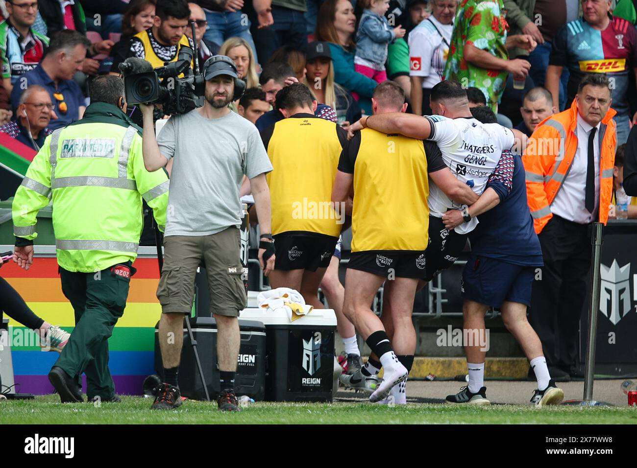 LONDON, Großbritannien - 18. Mai 2024: Ellis Genge von Bristol Bears wird während des Premiership Rugby-Spiels zwischen Harlequins und Bristol Bears in Twickenham Stoop verletzt abtransportiert (Quelle: Craig Mercer/ Alamy Live News) Stockfoto