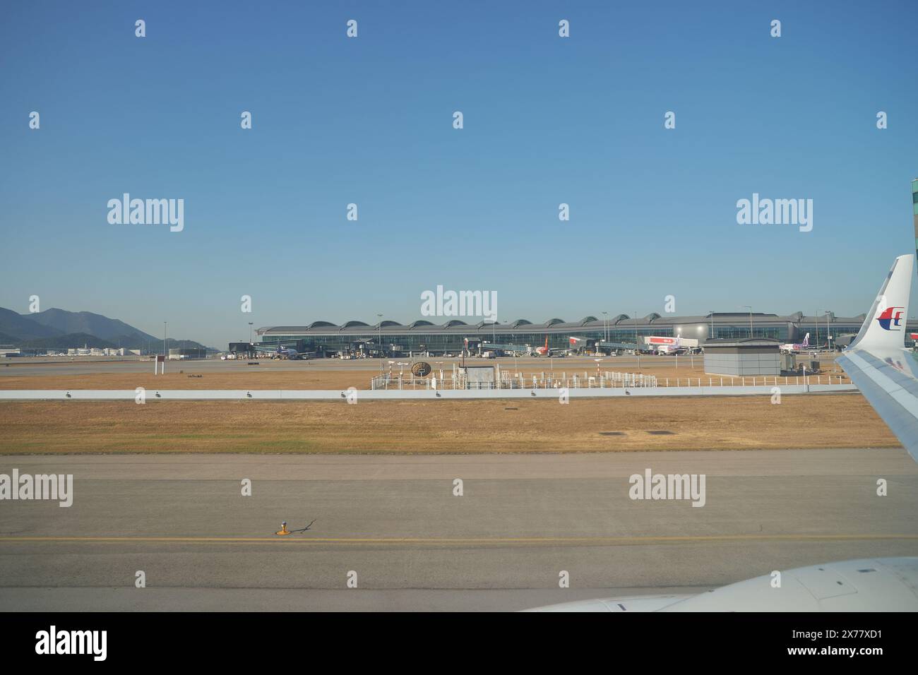 HONGKONG, CHINA - 08. DEZEMBER 2023: Blick von Malaysia Airlines Boeing 737-800 während des Rollens am Hong Kong International Airport. Stockfoto