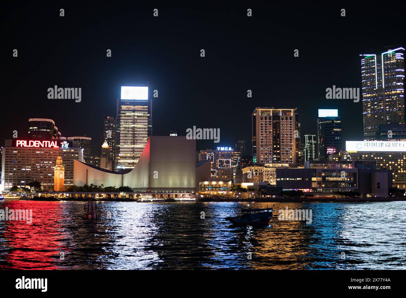 HONGKONG, CHINA - 07. DEZEMBER 2023: Blick auf die Uferpromenade von Tsim Sha Tsui von Star Ferry in der Nacht. Stockfoto