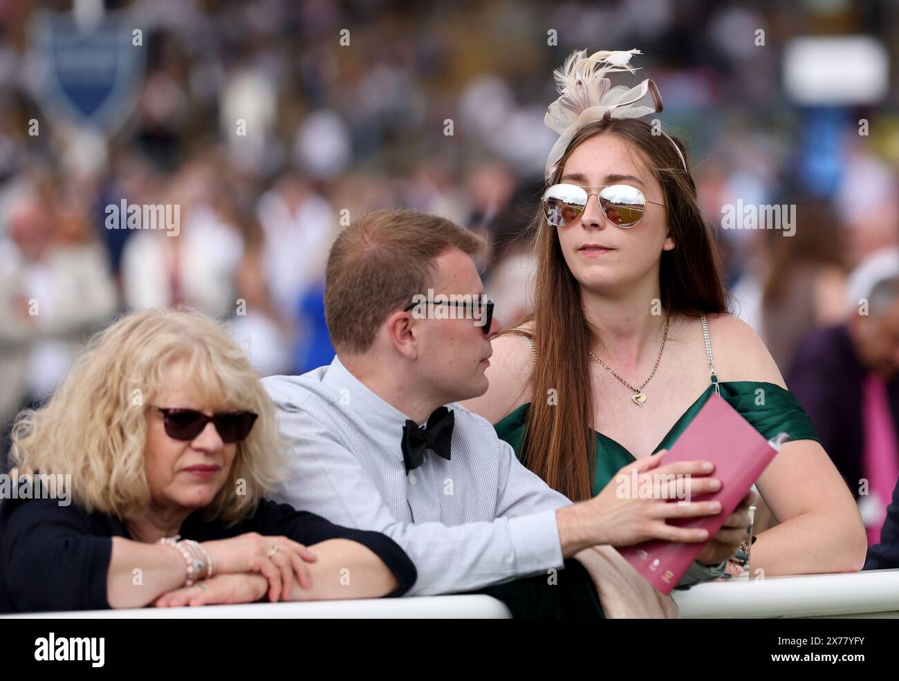 Rennfahrer warten auf den Start des HKJC World Pool Handicap auf der Newbury Racecourse. Bilddatum: Samstag, 18. Mai 2024. Stockfoto