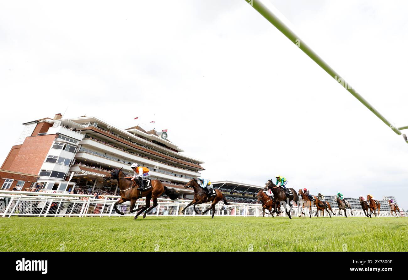 Lethal Levi (links) wurde von Jockey Clifford Lee auf dem Weg zum Sieg des HKJC World Pool Handicap auf der Newbury Racecourse gefahren. Bilddatum: Samstag, 18. Mai 2024. Stockfoto