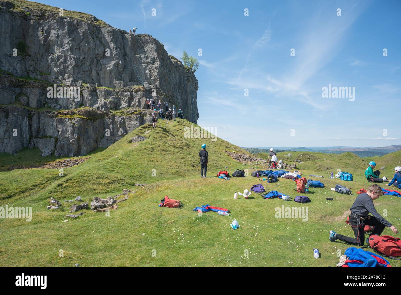 Gruppe von Kindern, die auf Kalksteinklippe klettern, Darren Cilau, Bannau Brycheiniog Stockfoto