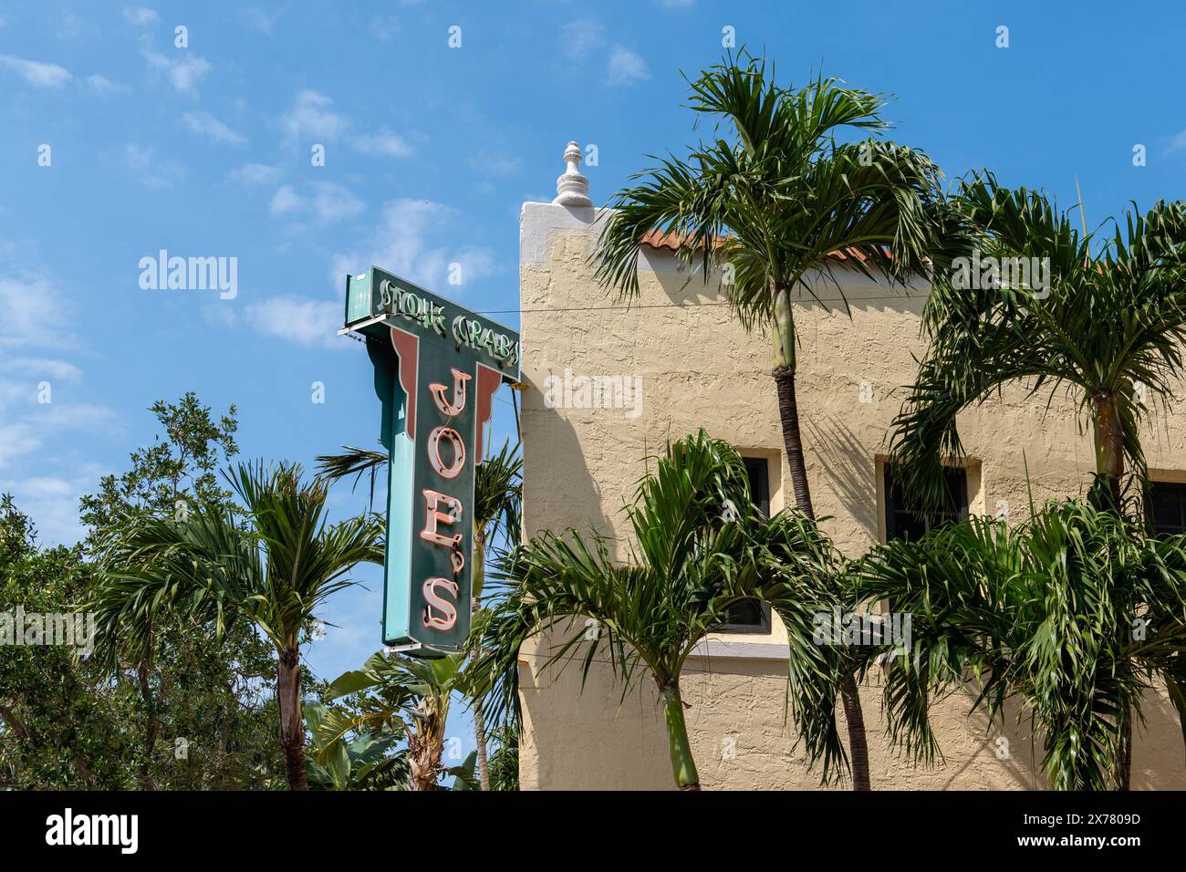 Miami Beach, South Beach, FL - 4. April 2024: Joe's Stone Crabs ist ein Restaurant, das für seine Steinkrabben mit Senfsoße zum Dippen und Key l beliebt ist Stockfoto