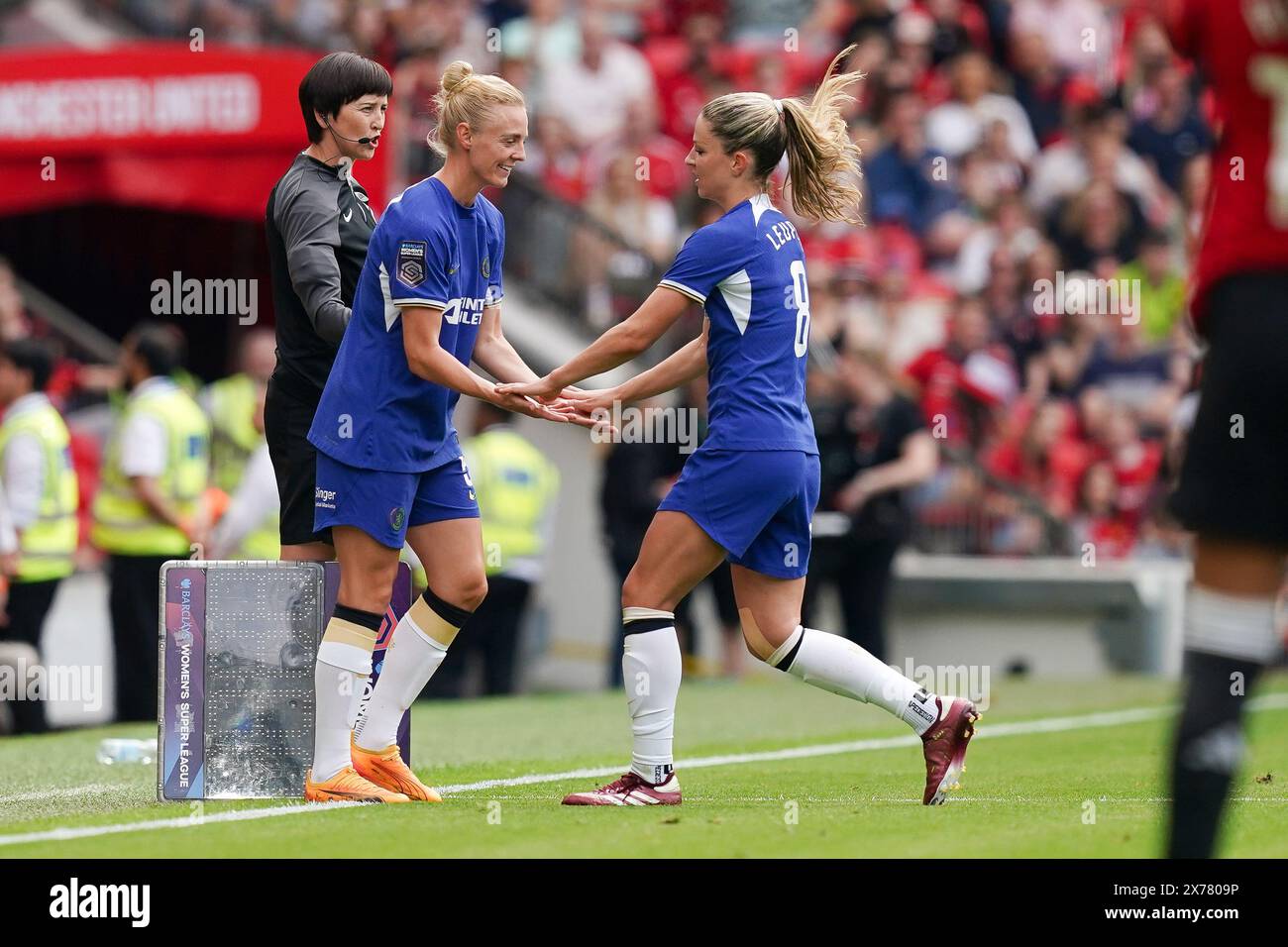 Chelsea’s Melanie Leupolz (rechts) wird während des Spiels der Barclays Women's Super League in Old Trafford, Manchester, durch Sophie Iningle ersetzt. Bilddatum: Samstag, 18. Mai 2024. Stockfoto