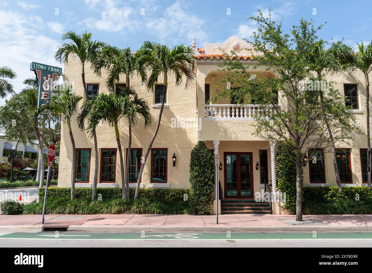Miami Beach, South Beach, FL - 4. April 2024: Joe's Stone Crabs ist ein Restaurant, das für seine Steinkrabben mit Senfsoße zum Dippen und Key l beliebt ist Stockfoto