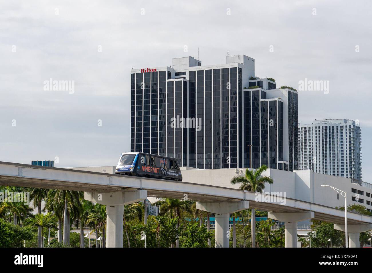 Miami, FL 4. April 2024: Skyline von Miami mit dem kostenlosen Metromover, der durch Downtown Miami und Brickell führt. Stockfoto