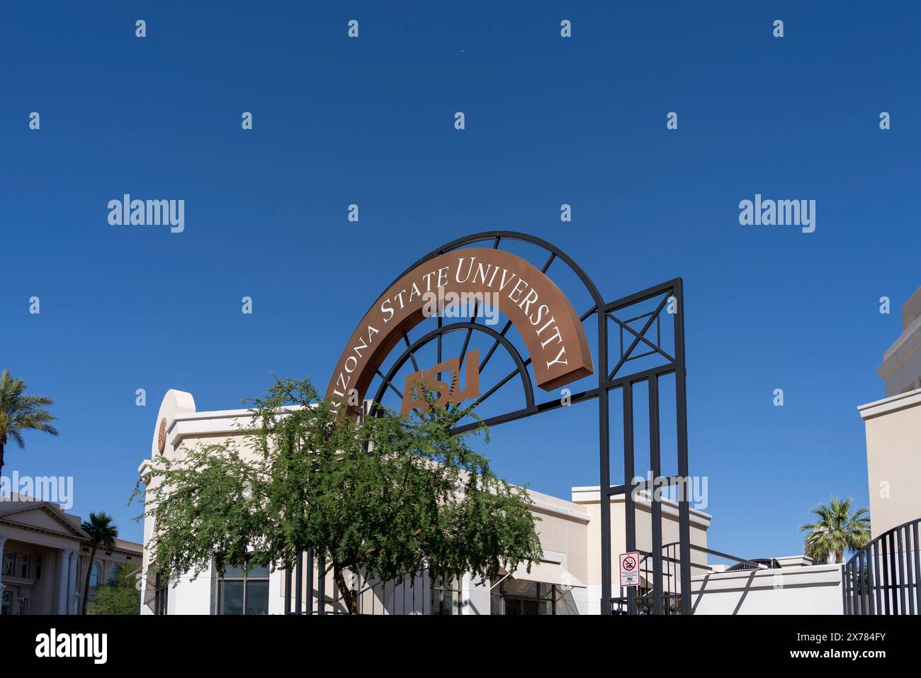 Arizona State University - ASU-Schild am Torbogen im Zentrum von Phoenix Campus, Arizona, USA Stockfoto