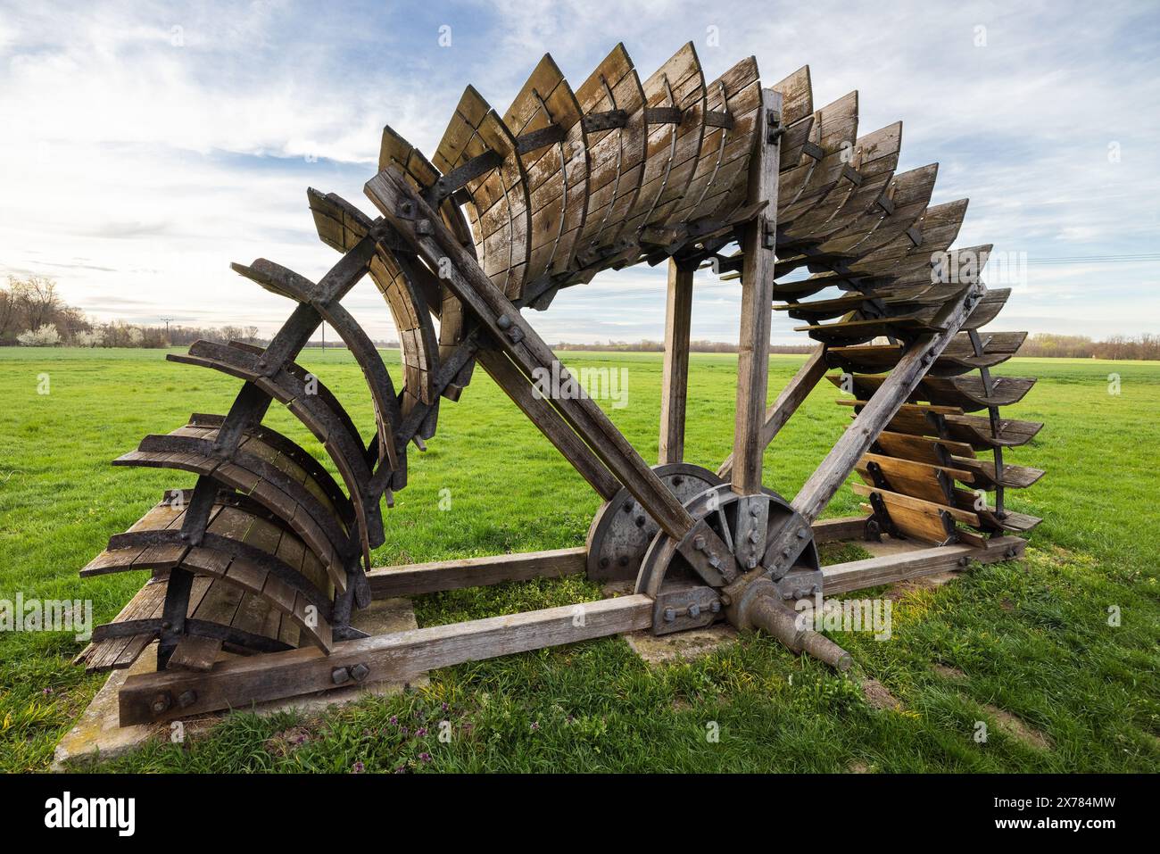 Schaufelrad einer Wassermühle im Dorf Slup, historisches Wahrzeichen in Südmähren, Tschechien, Europa. Stockfoto