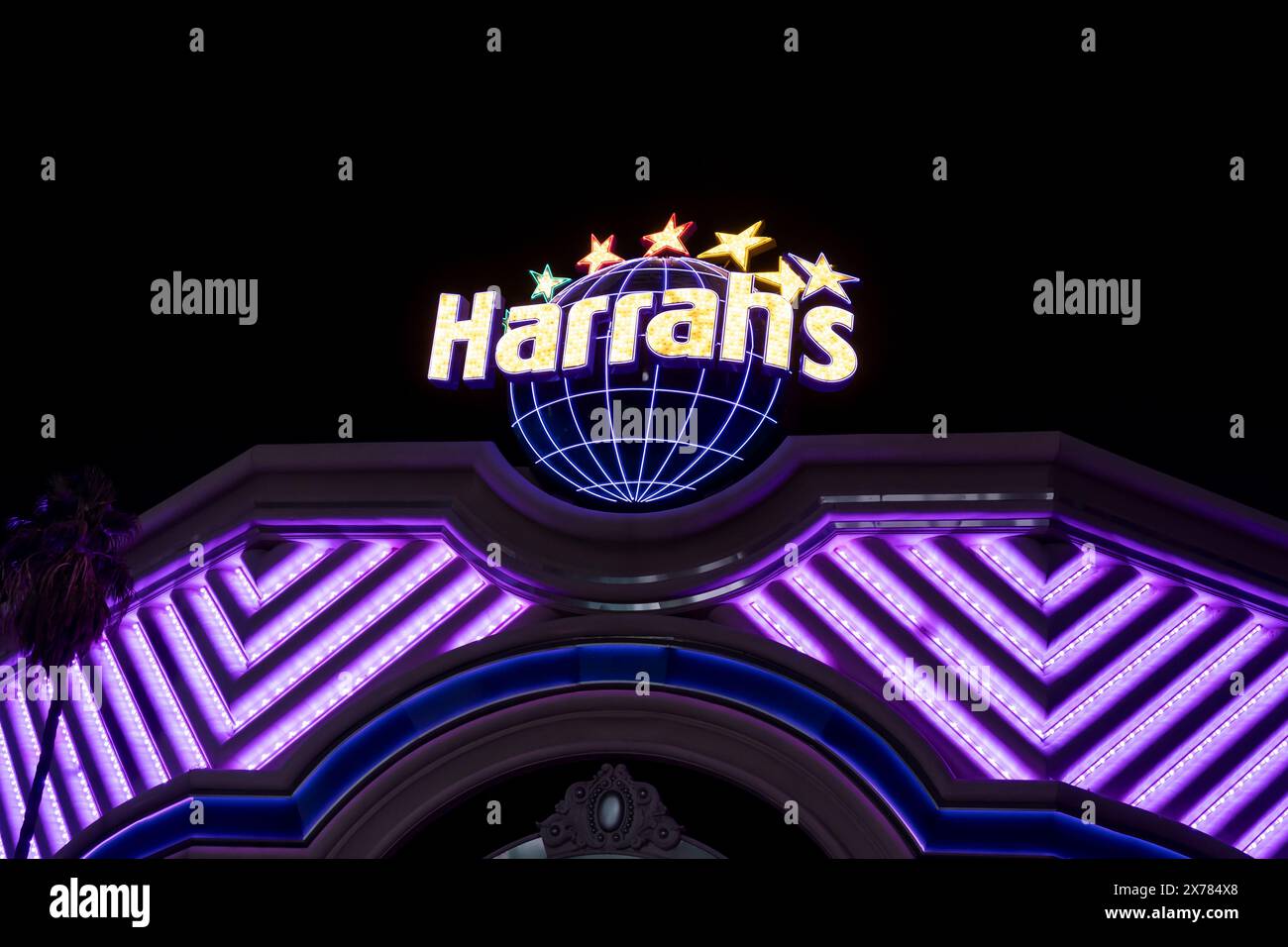 Las Vegas, Nevada, USA - 30. Mai 2023: Harrah's Las Vegas Hotel and Casino Logoschild am Gebäude bei Nacht in Las Vegas, Nevada, USA. Stockfoto