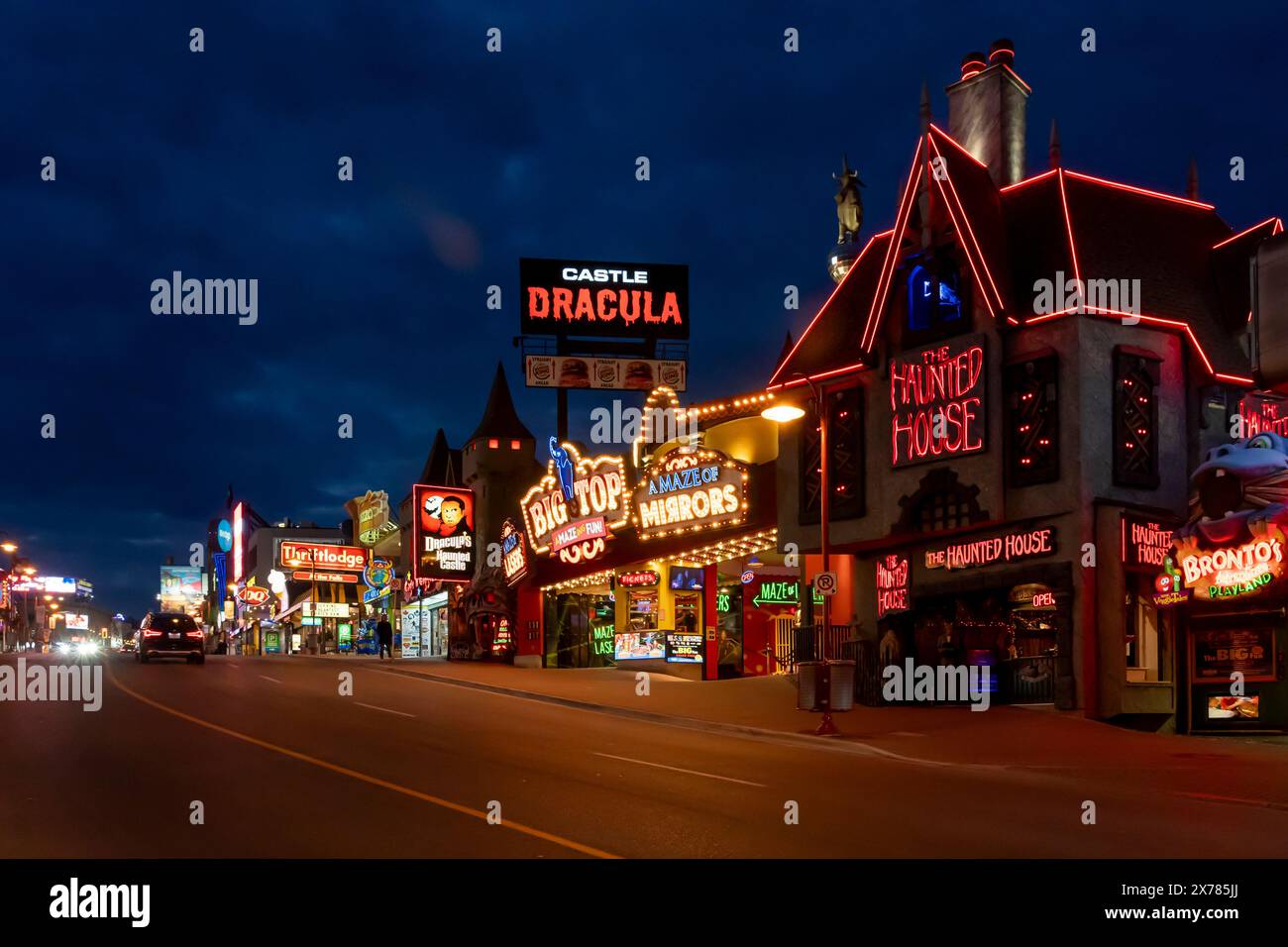 Niagara Falls, ON, Kanada - 8. Dezember 2023: Clifton Hill at Night in Niagara Falls, ON, Kanada, am 8. Dezember 2023. Stockfoto