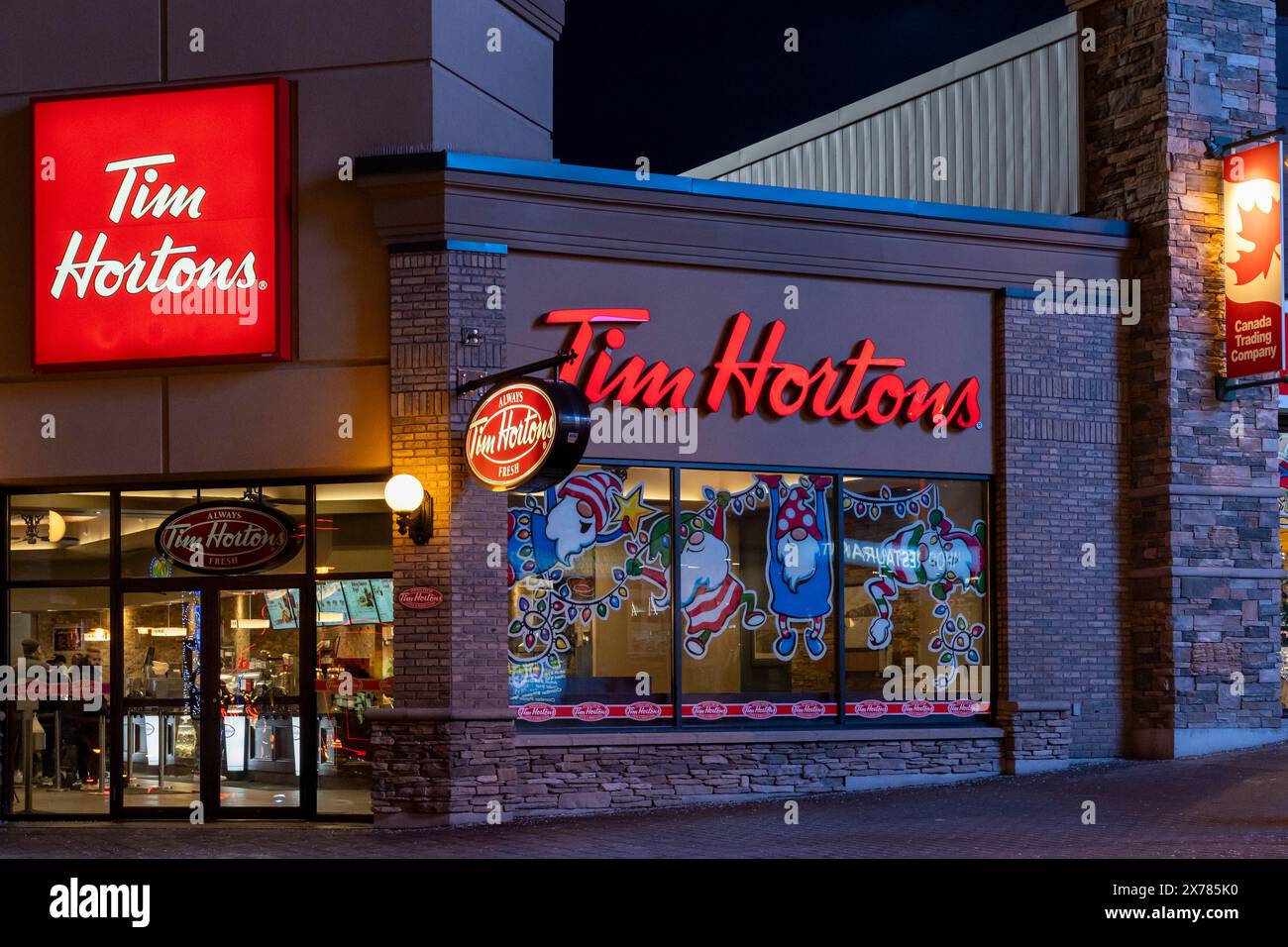 Das Tim Hortons-Logo ist in der Abenddämmerung auf dem Gebäude. Niagara Falls, Ontario, Kanada, am 8. Dezember 2023. Stockfoto