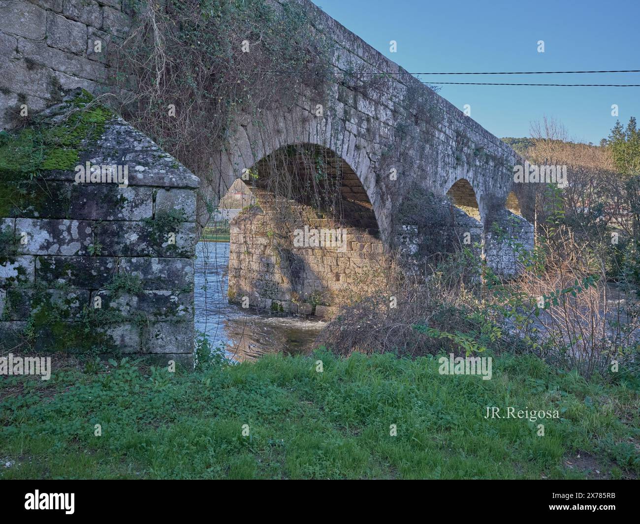 Ponte Ledesma es un gran puente de piedra secular que cruza el Río Ulla, Stockfoto