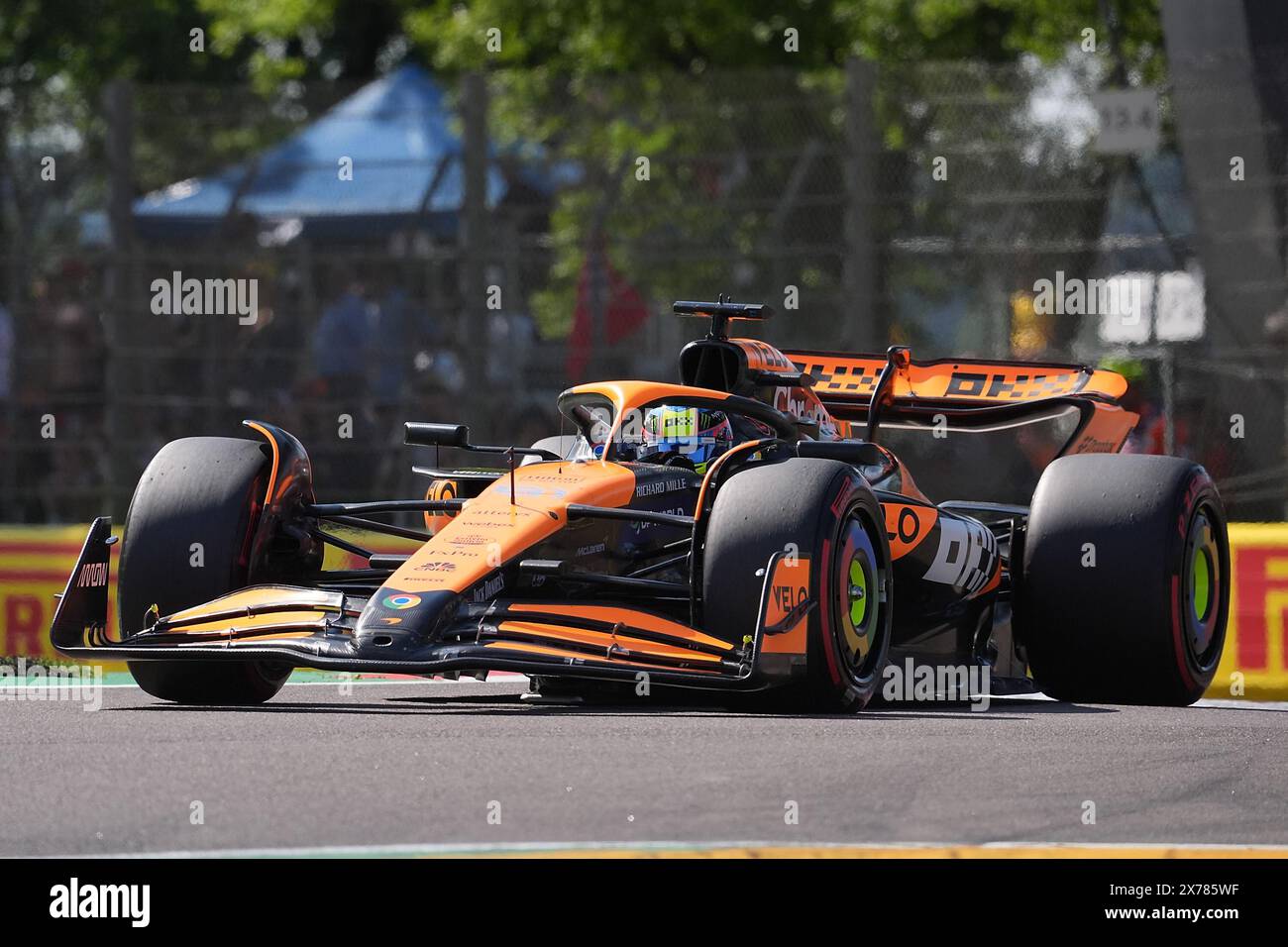 Imola, Italien. Mai 2024. Motorsport: Formel-1-Weltmeisterschaft, großer Preis von Emilia-Romagna 2024, Qualifying. Oscar Piastri aus Australien vom Team McLaren ist in Imola unterwegs. Quelle: Hasan Bratic/dpa/Alamy Live News Stockfoto