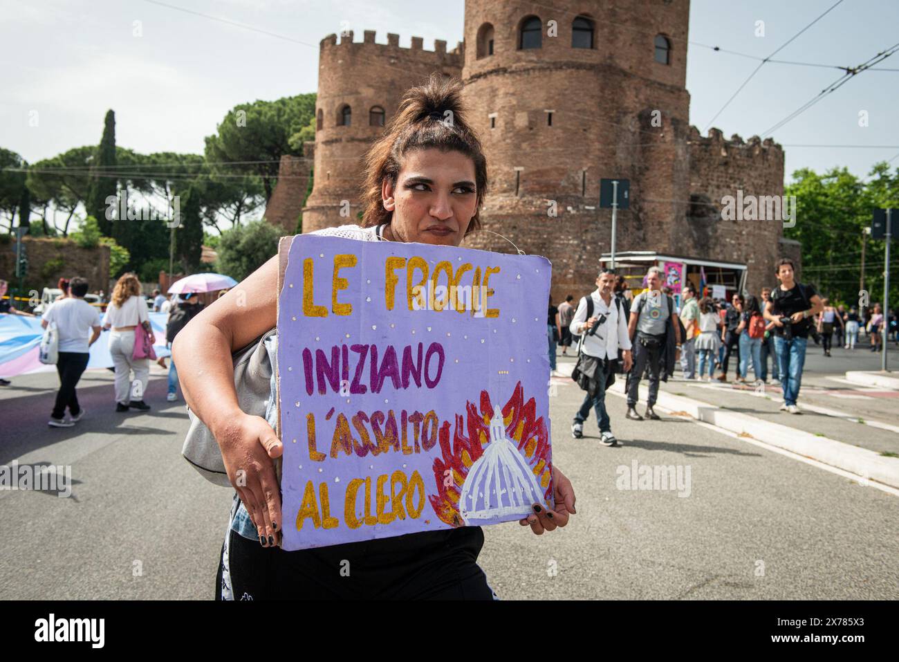 Roma, Italien. April 2024. Manifestazione per l'autodeterminazione persone trans non binarie intersex da Piazzale Ostiense a Bocca della Verità - Roma, Italia - Nella foto i manifestanti durante il corteo - sabato 18 Maggio 2024 (Foto Valentina Stefanelli/LaPresse) Demonstration zur Selbstbestimmung für nicht-binäre intersexuelle Trans-Menschen von Piazzale Ostiense nach Bocca della Verità - Rom, Italien - auf dem Foto die Demonstranten während der Prozession - Samstag, 18. Mai 2024 (Foto Valentina Stefanelli/LaPresse) Credit: LaPresse/Alamy Live News Stockfoto