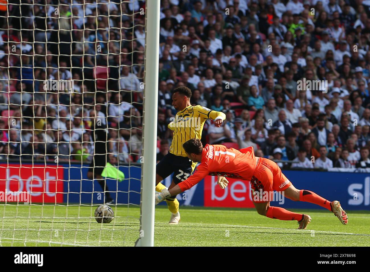 Wembley Stadium, London, Großbritannien. Mai 2024. EFL League One Play Off Football Final, Bolton Wanderers gegen Oxford United; Josh Murphy von Oxford United geht um Torhüter Nathan Baxter von Bolton Wanderers, um in der 42. Minute mit 0:2 zu treffen. Beschreibung: Action Plus Sports/Alamy Live News Stockfoto