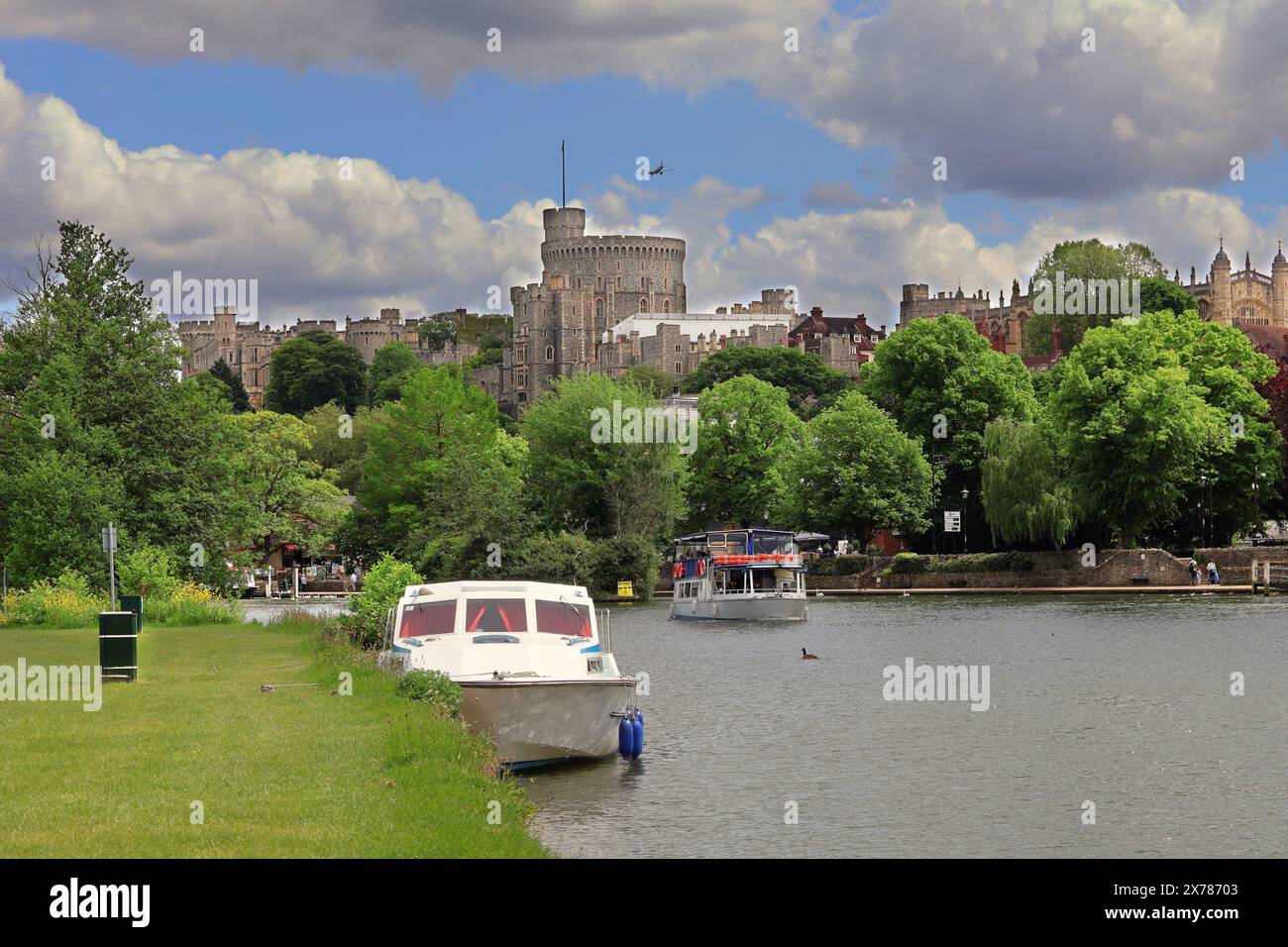 Windsor Castle die Berkshire-Residenz der britischen Königsfamilie, von den Ufern der Themse in Eton aus gesehen und Flugzeuge über dem Fluss fliegen Stockfoto