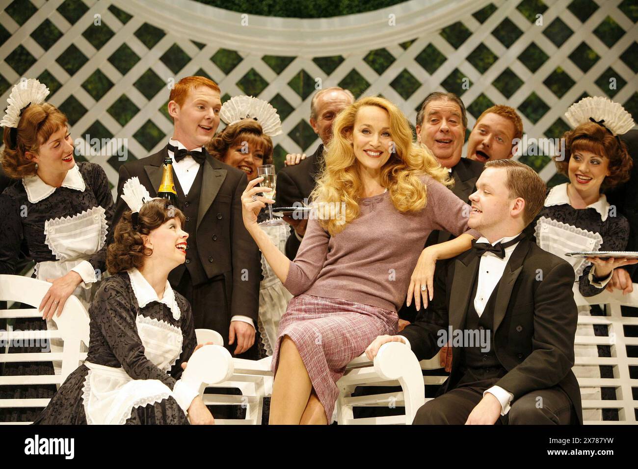 Zentrum: Jerry Hall (Mother Lord) in HIGH SOCIETY im Shaftesbury Theatre, London WC2 10/10/2005 an Open Air Theatre Regent's Park Produktion Musik & Text: Cole Porter Buch: Arthur Kopit basierend auf dem Stück The Philadelphia Story Design: Paul Farnsworth Beleuchtung: Jason Taylor Choreografie: Gillian Gregory Regisseur: Ian Talbot Stockfoto