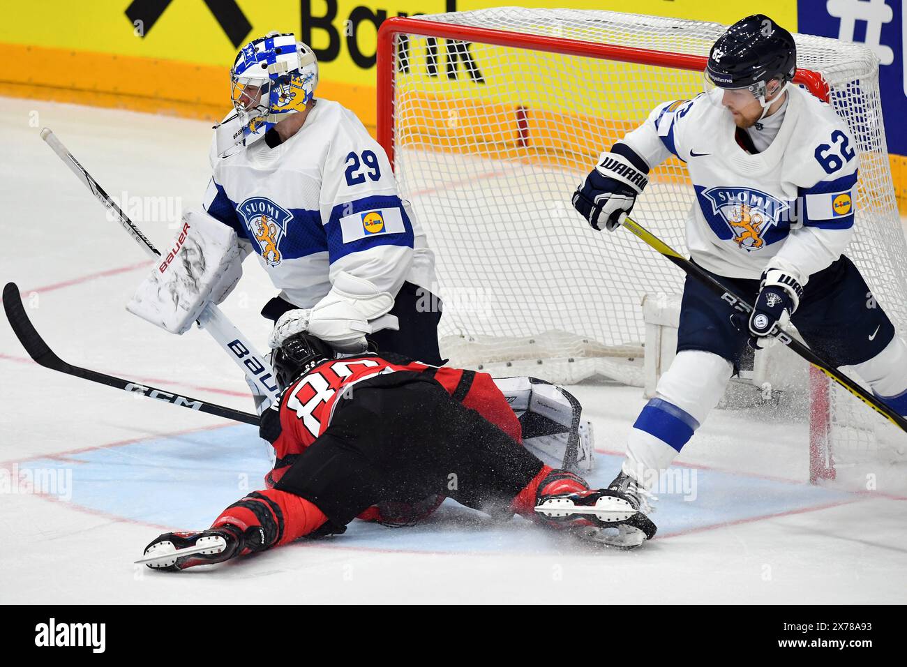 Prag, Tschechische Republik. Mai 2024. Torhüter HARRI SATERI und JESPER MATTILA (62).OD Finnland im Einsatz mit ANDREW MANGIAPANE aus Kanada (Down) während des IIHF Eishockey-Weltmeisterschaftsspiels 2024 zwischen Kanada und Finnland in der O2 Arena in Prag, Tschechien, 18. Mai 2024. (Kreditbild: © Slavek Ruta/ZUMA Press Wire) NUR REDAKTIONELLE VERWENDUNG! Nicht für kommerzielle ZWECKE! Stockfoto