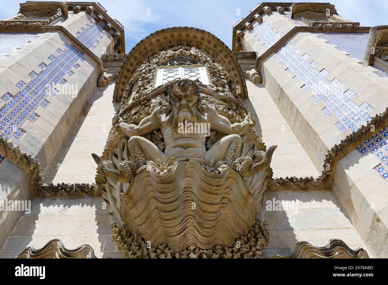 Traditionelles Fantasy-Steingargoyle-Monster mit arabischen Kunstornamenten und alten Märchendekorationen im portugiesischen Pena-Palast, Portugal, Europa. Stockfoto