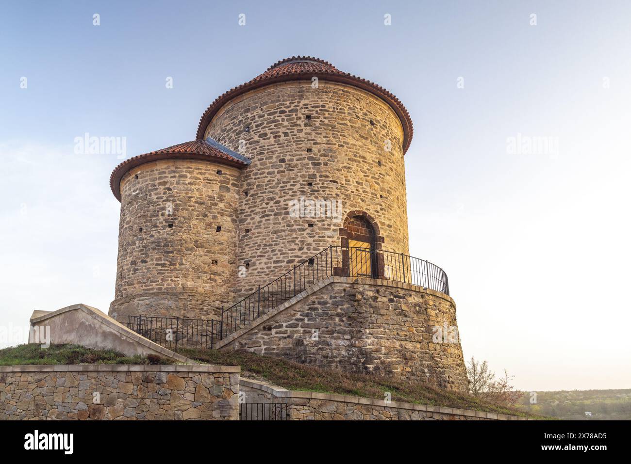 Rotunde der Heiligen Katharina in der Stadt Znojmo bei Sonnenuntergang. Die Region Südmähren in der Tschechischen Republik, Europa. Stockfoto