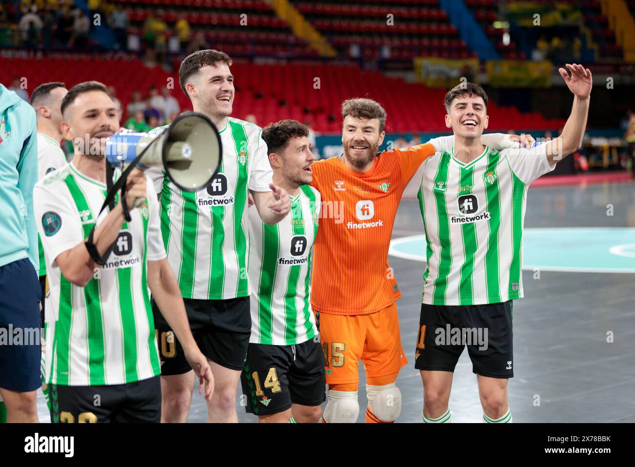 Sevilla, Spanien. Mai 2024. SEVILLA, SPANIEN - 18. MAI: Raul Jimenez von Real Betis Futsal, Juan Bosco Molina Salinero von Real Betis Futsal, Roger Serrano von Real Betis Futsal und Cristian Povea Ruiz von Real Betis Futsal feiern den Sieg beim Halbfinalspiel des Futsal King's Cup zwischen Real Betis Futsal und PeÃ±iscola FS im Palacio Municipal San Pablo am 18. Mai 2024 in Sevilla. (Kreditbild: © Jose Luis Contreras/DAX via ZUMA Press Wire) NUR REDAKTIONELLE VERWENDUNG! Nicht für kommerzielle ZWECKE! Stockfoto