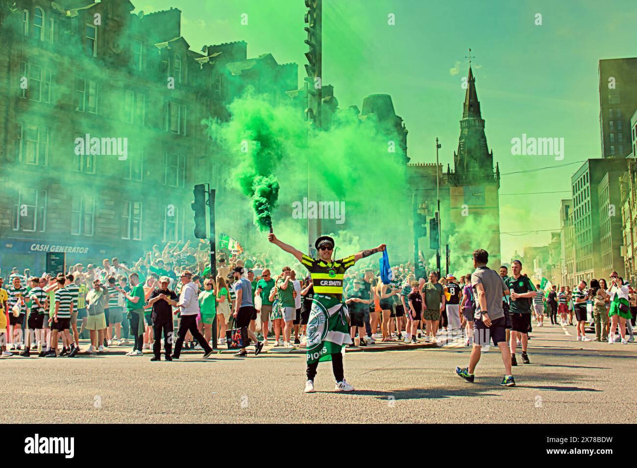 Glasgow, Schottland, Großbritannien. 18. Mai 2024: Celtic-Fans feiern den Titelgewinn, als sie die Straßen der Innenstadt am Kreuz von glasgow übernehmen und die Stadt zum Stillstand bringen. Credit Gerard Ferry /Alamy Live News Stockfoto