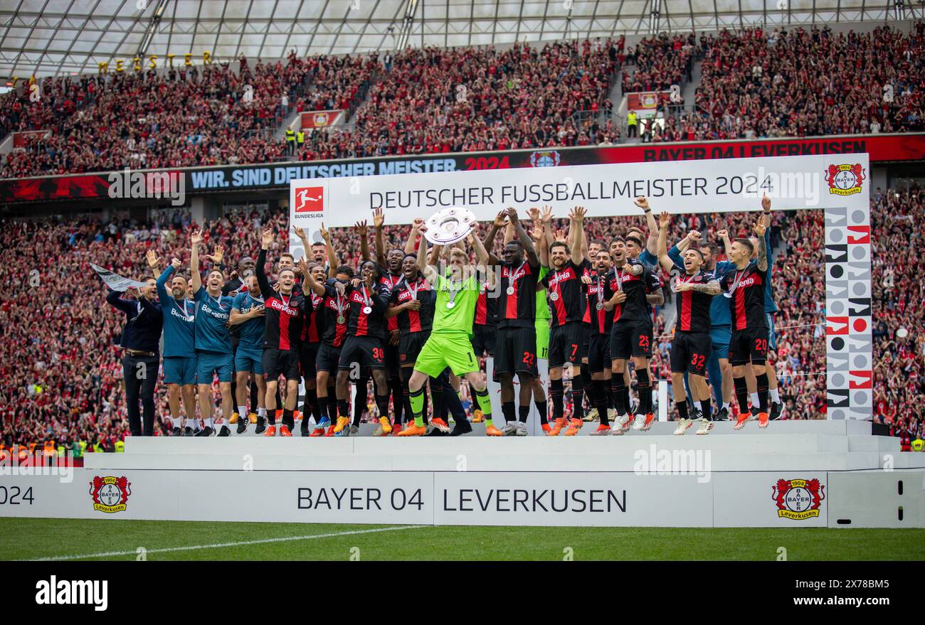 Leverkusen, Deutschland. Mai 2024. Torwart Lukas Hradecky (Leverkusen) mit Trophy Bayer Leverkusen - FC Augsburg 18.05.2024 Credit: Moritz Müller/Alamy Live News Stockfoto