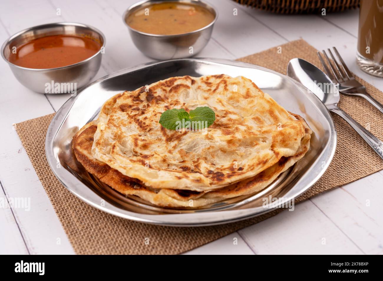 Nahaufnahme von Roti Canai, Dhal und Currysauce malaysisches Essen Stockfoto