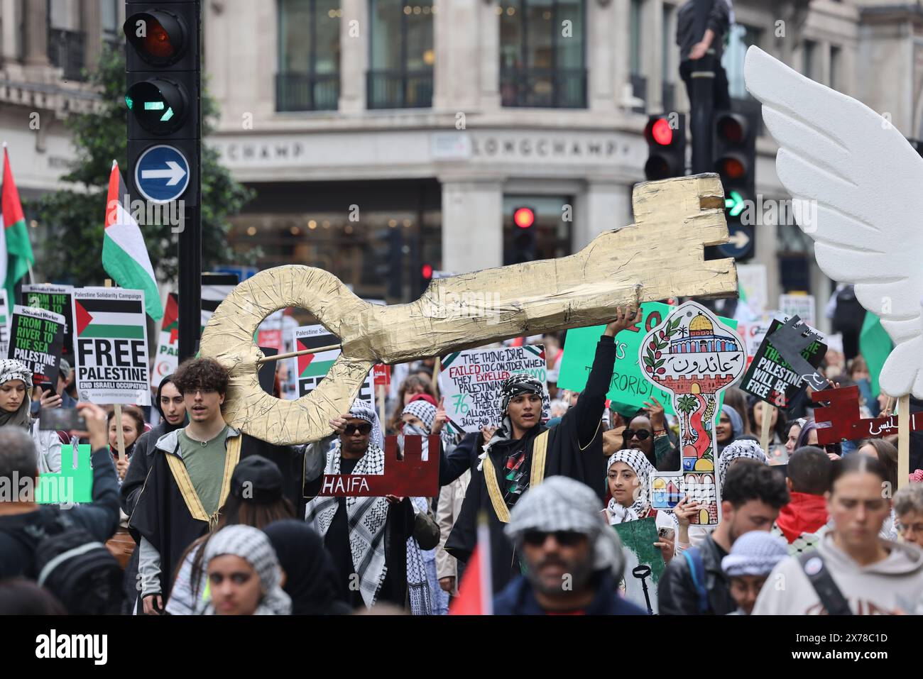 London, Großbritannien, 18. Mai 2024. Etwa 250 000 Menschen aus allen Gesellschaftsschichten und Organisationen marschierten in Zentral-London, um im israelischen Hamas-Krieg einen Waffenstillstand in Gaza zu fordern und um 76 Jahre der Nakba oder der "Katastrophe" zu feiern, als 750 000 Palästinenser aus ihrer Heimat vertrieben wurden. Viele Menschen trugen Schlüssel, die die Häuser repräsentierten, die sie zurücklassen mussten und nicht mehr dorthin zurückkehren können. Kredit : Monica Wells/Alamy Live News Stockfoto