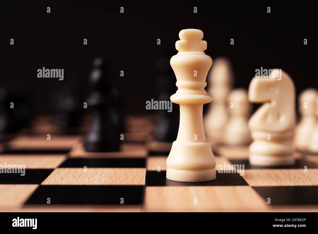 König Schwarzes Schach auf schwarzem Hintergrund Stockfoto
