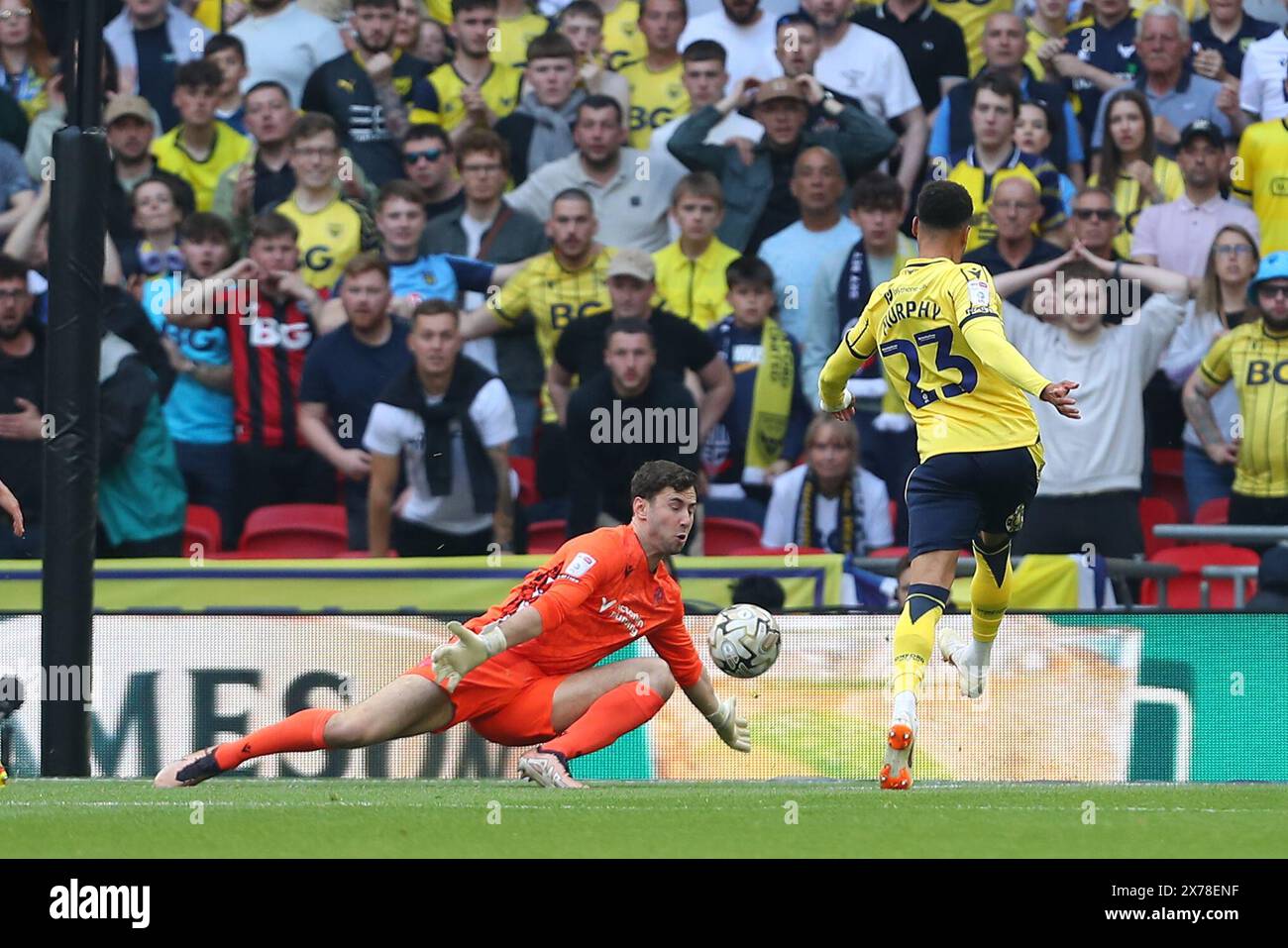 Wembley Stadium, London, Großbritannien. Mai 2024. EFL League One Play Off Football Final, Bolton Wanderers gegen Oxford United; der 3 Schuss von Josh Murphy aus Oxford United wird von Torhüter Nathan Baxter von Bolton Wanderers gerettet. Beschreibung: Action Plus Sports/Alamy Live News Stockfoto